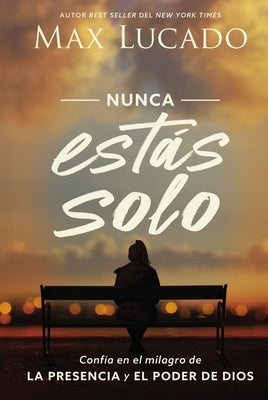 Paperback book titled "Nunca Estás Solo" by Grupo Nelson, featuring a cover with spiritual imagery and serene design.